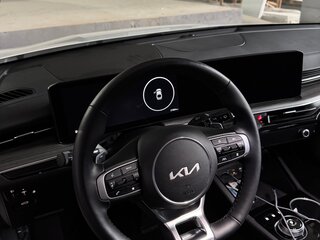 2023 Kia K5 III Рестайлинг, белый, 3600000 рублей, вид 5