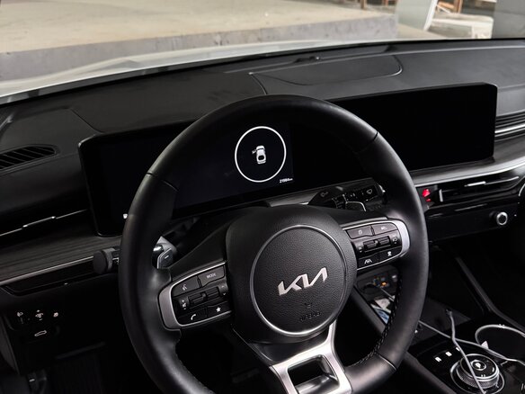 2023 Kia K5 III Рестайлинг, белый, 3600000 рублей - вид 4