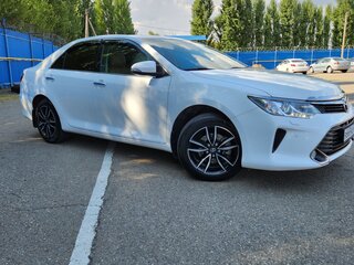 2016 Toyota Camry VII (XV50) Рестайлинг, белый, 2100000 рублей, вид 1