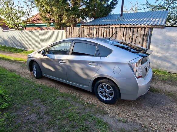2011 Toyota Prius III Рестайлинг (XW30), серебристый, 1150000 рублей - вид 4