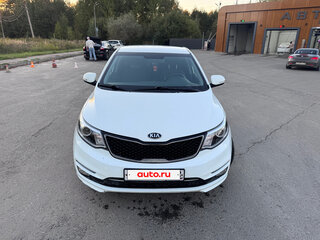 2015 Kia Rio III Рестайлинг, белый, 1350000 рублей, вид 3