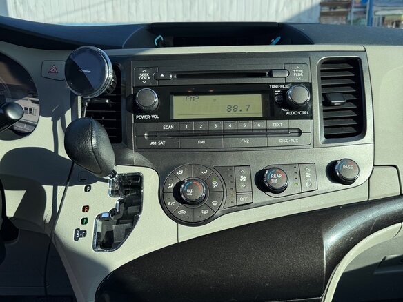 2012 Toyota Sienna III, серый, 1999999 рублей - вид 23