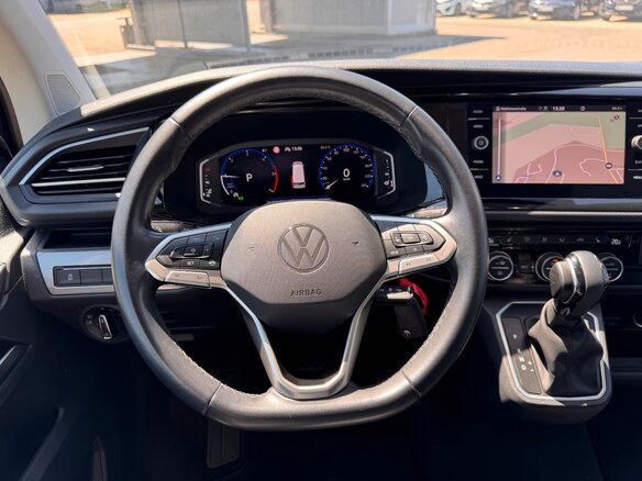 2022 Volkswagen Multivan T6 Рестайлинг, чёрный, 4800000 рублей - вид 7