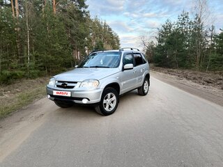 2013 Chevrolet Niva I Рестайлинг, серебристый, 560000 рублей, вид 2