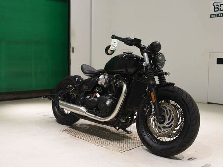 2024 Triumph Bonneville Bobber, красный, 1500000 рублей, вид 3