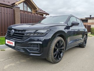 2021 Volkswagen Touareg III, чёрный, 6645000 рублей, вид 2