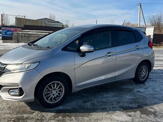 2017 Honda Fit III Рестайлинг, серебристый, 970000 рублей, вид 4