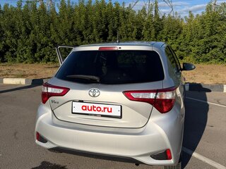 2019 Toyota Vitz III (XP130) Рестайлинг, серебристый, 1200000 рублей, вид 2