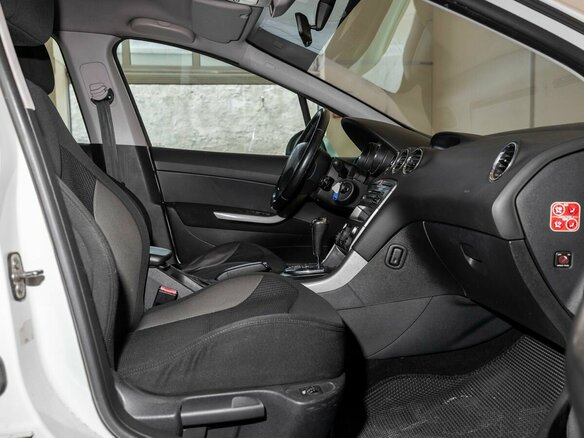 2011 Peugeot 308 I Рестайлинг, белый, 550000 рублей - вид 9