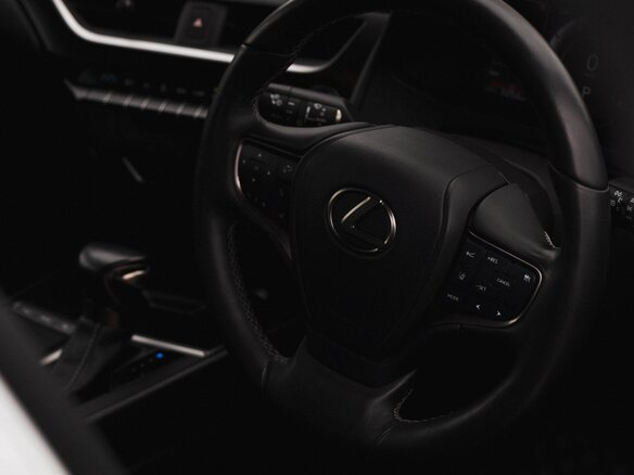 2020 Lexus UX 260h I, серебристый, 3000000 рублей - вид 8