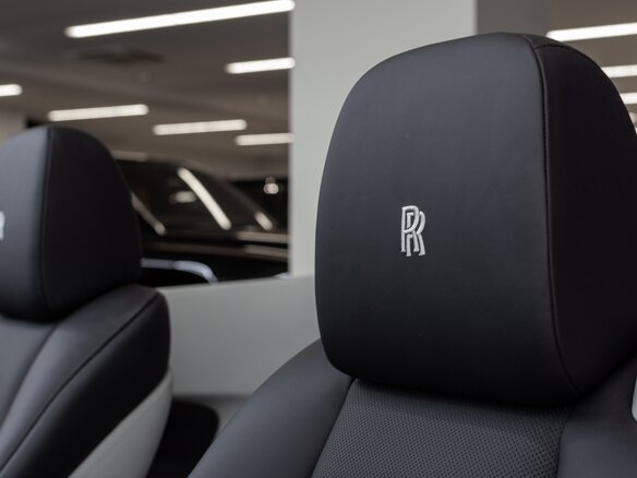 2021 Rolls-Royce Dawn Black Badge, чёрный, 45000000 рублей - вид 16