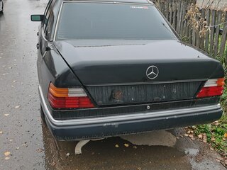 1993 Mercedes-Benz E-Класс 200 I (W124), чёрный, 240000 рублей, вид 3