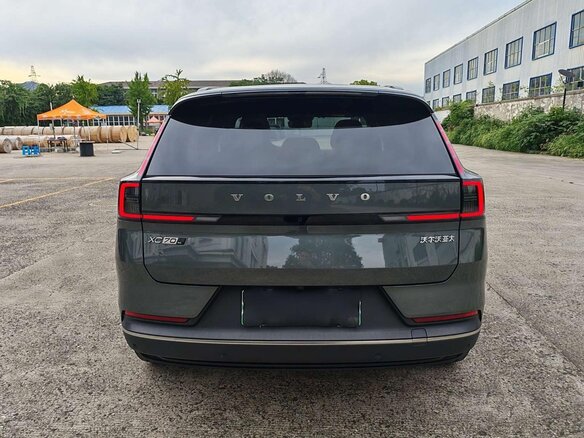 2025 Volvo XC70 III, серый, 6000000 рублей - вид 4