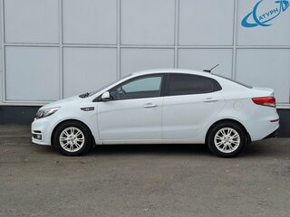 2017 Kia Rio III Рестайлинг, белый, 1075000 рублей, вид 4