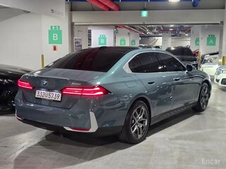 2025 BMW 5 серии 520i VIII (G60/G61/G68), серый, 5786000 рублей, вид 3