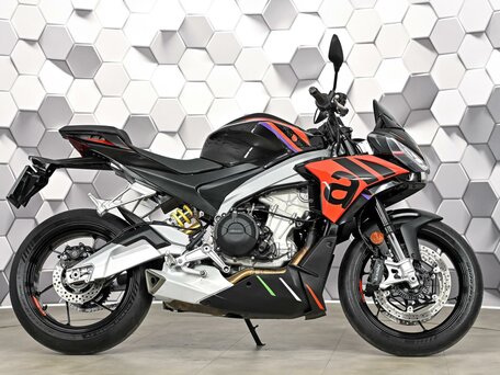 2023 Aprilia Tuono 660, чёрный, 1177000 рублей, вид 3