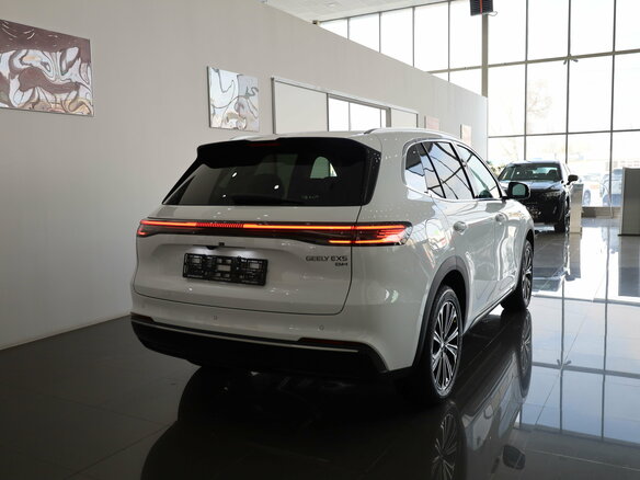 2026 Geely EX5 Гибрид EM-R, белый, 3829990 рублей - вид 1
