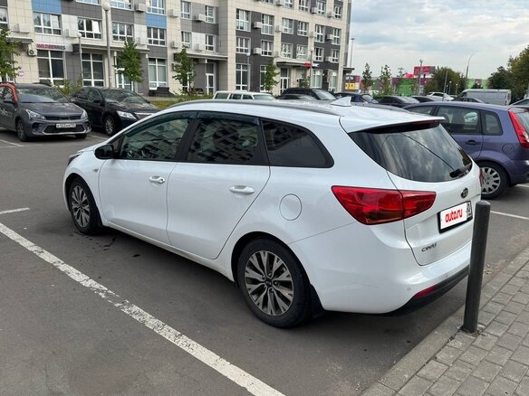 2017 Kia Ceed II Рестайлинг, белый, 1240000 рублей - вид 8