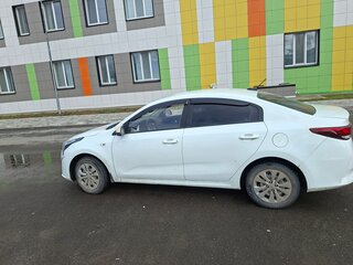 2020 Kia Rio IV Рестайлинг, белый, 1300000 рублей, вид 4
