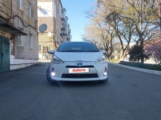 2014 Toyota Aqua I, белый, 700000 рублей, вид 3