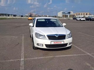 2013 Skoda Octavia II (A5) Рестайлинг, белый, 600000 рублей, вид 1
