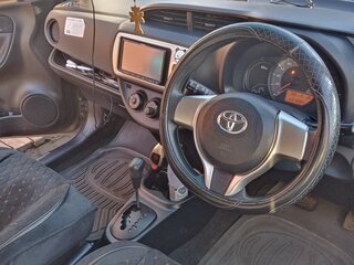 2014 Toyota Vitz III (XP130) Рестайлинг, серый, 550000 рублей, вид 5