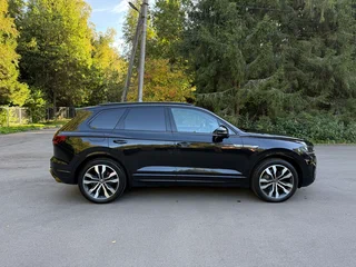 2021 Volkswagen Touareg III, чёрный, 6990000 рублей, вид 4