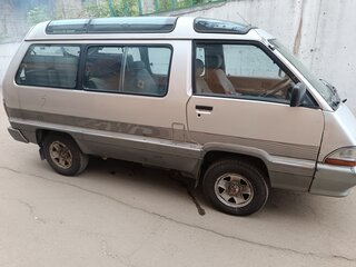 1990 Toyota Town Ace II Рестайлинг 2, серебристый, 305000 рублей, вид 3