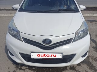 2013 Toyota Vitz III (XP130), белый, 820000 рублей, вид 3