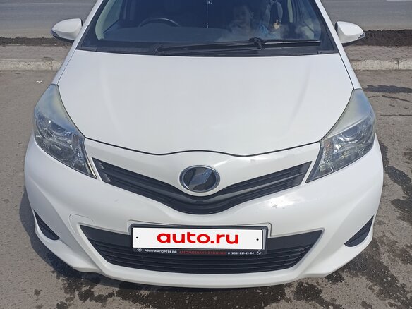 2013 Toyota Vitz III (XP130), белый, 820000 рублей - вид 2