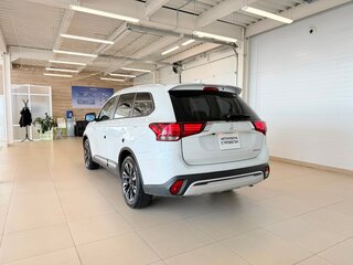 2020 Mitsubishi Outlander III Рестайлинг 3, белый, 2799000 рублей, вид 4