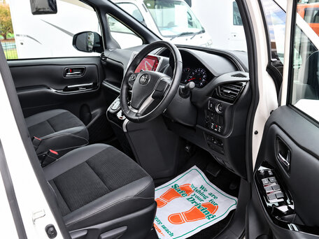 2021 Toyota Voxy III (R80) Рестайлинг, белый, 1650000 рублей, вид 5