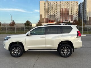 2018 Toyota Land Cruiser Prado 150 Series Рестайлинг 2, белый, 4745000 рублей, вид 4