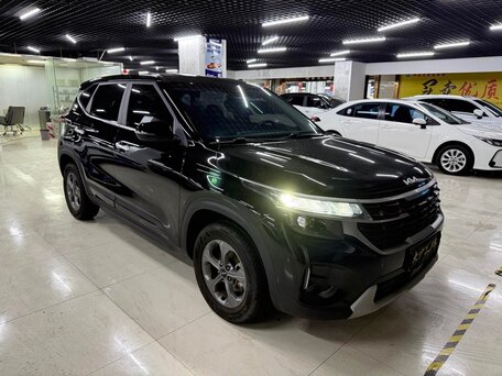 2023 Kia Seltos I Рестайлинг, чёрный, 1546700 рублей, вид 3