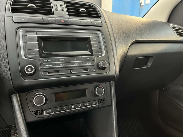 2017 Volkswagen Polo V Рестайлинг, серебристый, 933910 рублей - вид 11