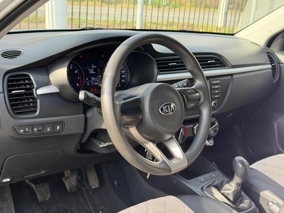 2018 Kia Rio IV, серебристый, 1209000 рублей - вид 7