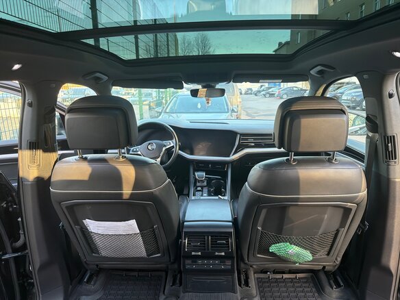 2018 Volkswagen Touareg III, чёрный, 4050000 рублей - вид 9
