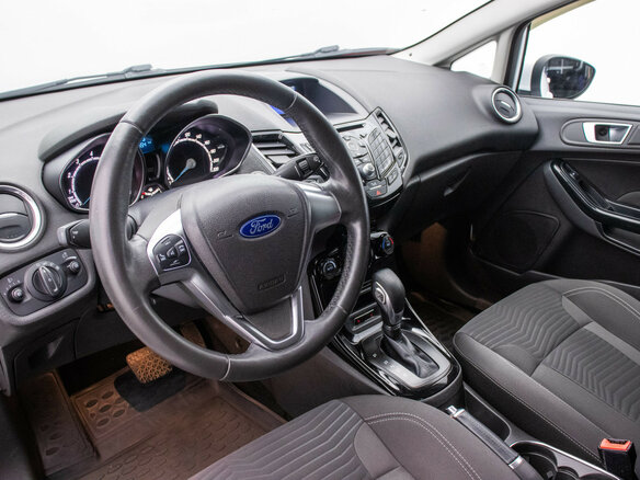 2016 Ford Fiesta Mk6 Рестайлинг, белый - вид 8