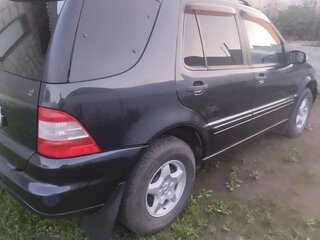 2001 Mercedes-Benz M-Класс 320 I (W163) Рестайлинг, чёрный, 700000 рублей, вид 3