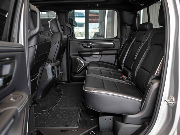 2026 Ram 1500 Crew Cab V Рестайлинг, серебристый, 12105636 рублей - вид 16