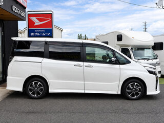 2021 Toyota Voxy III (R80) Рестайлинг, белый, 1750000 рублей, вид 2