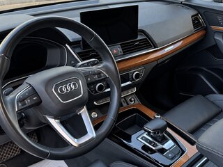 2021 Audi Q5 45 TFSI II (FY) Рестайлинг, чёрный, 4450000 рублей, вид 3