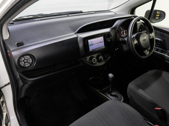 2018 Toyota Vitz III (XP130) Рестайлинг 2, белый - вид 13