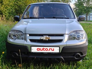 2012 Chevrolet Niva I Рестайлинг, серебристый, 600000 рублей, вид 2