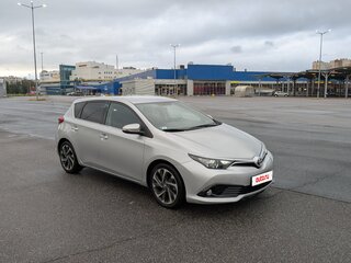 2015 Toyota Auris II Рестайлинг, серебристый, 1450000 рублей, вид 1