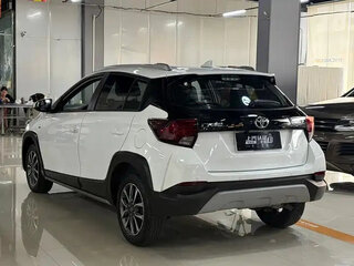 2022 Toyota Yaris L X XP150 Рестайлинг, белый, 942000 рублей, вид 4