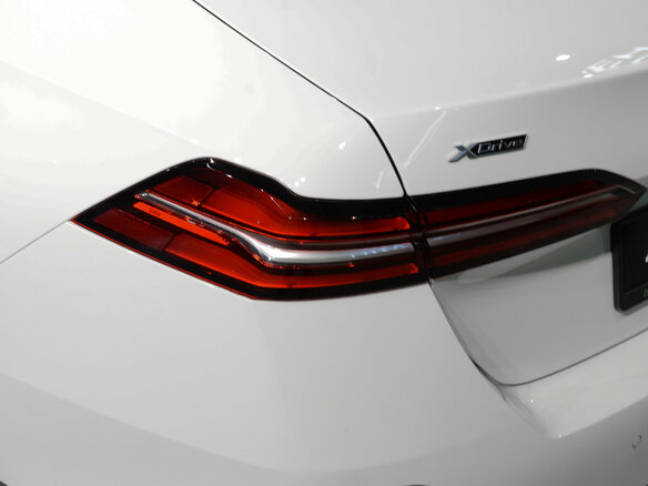 2026 BMW 5 серии Long 530Li xDrive VIII (G60/G61/G68), белый, 7400000 рублей - вид 3