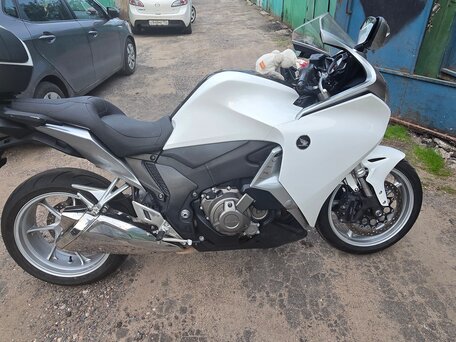 2011 Honda VFR 1200, белый, 650000 рублей, вид 2