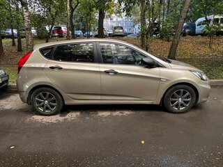 2011 Hyundai Solaris I, бежевый, 600000 рублей, вид 2
