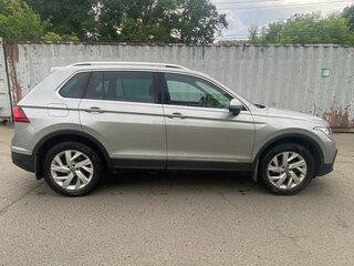 2021 Volkswagen Tiguan II Рестайлинг, серый, 3050000 рублей, вид 2